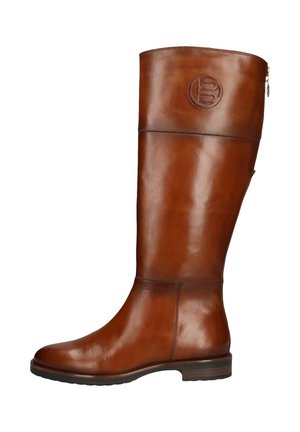 Hohe braune Lederstiefel mit niedrigem Blockabsatz, seitlichem Reißverschluss und geprägtem kreisförmigem Logo nahe des oberen Schafts.