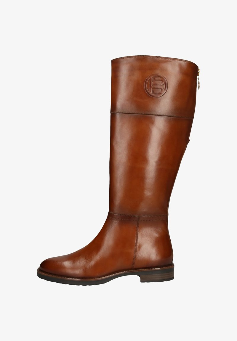 Hohe braune Lederstiefel mit niedrigem Blockabsatz, seitlichem Reißverschluss und geprägtem kreisförmigem Logo nahe des oberen Schafts.