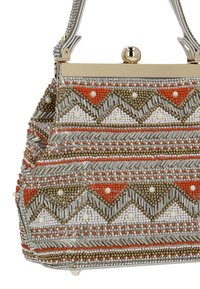 Gyöngyös kézitáska részletes geometriai mintákkal narancssárga, fehér, arany és ezüst színekben, fémes kapoccsal és texturált szövetfelülettel.