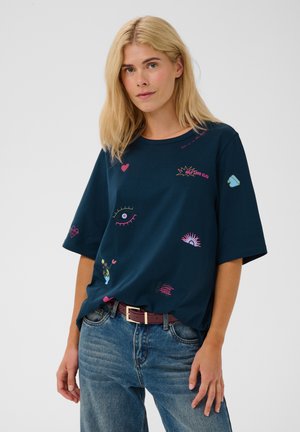 Culture, CUPANDO GITH T-SHIRT - Trükipildiga T-särk - dress blues