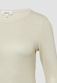 Crèmegekleurde geribbelde lange mouw top met een glanzende textuur en ronde halslijn, maat 36, van het merk s.Oliver.