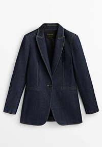 Blazer en denim bleu foncé à manches longues, col à revers cranté, fermeture à un bouton noir et poches passepoilées avant, posé à plat sur fond blanc.