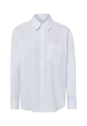 Chemise blanche à manches longues boutonnée avec des rayures verticales discrètes et une poche poitrine unique, présentée de face sur un fond uni.