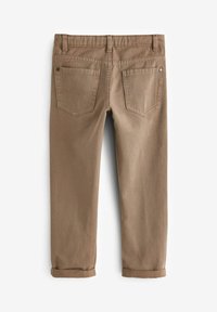 Pantalones de mezcla de algodón marrón con pierna recta, puños enrollados y dos bolsillos traseros con detalles de costura. Textura suave con un ligero brillo.