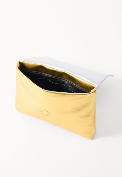 Geantă clutch metalizată aurie cu interior negru și clapetă gri deschis, deschisă, pe un fundal alb.