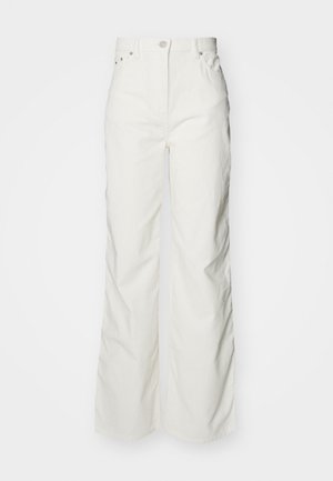 Baltas platais bikses ar augstu jostasvietu, izgatavotas no teksturēta kokvilnas auduma, ar piecām kabatām un metāla detaļām.