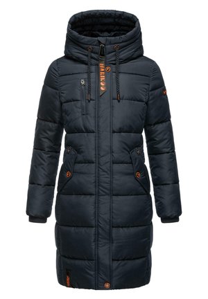 Tumši zils pufīgais mētelis ar kapuci, rāvējslēdzēja kabatām, regulējamiem saites galiem un oranžiem akcentiem. Izgatavots no spīdīgas, teksturētas auduma.