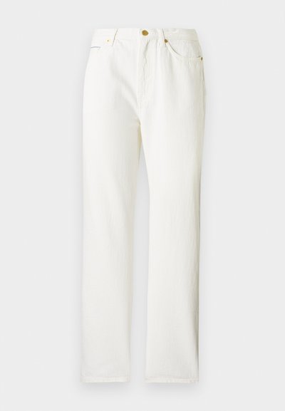 Bijele traperice s ravnim krojem, s prednjim zatvaračem na dugme i suptilnom teksturom. Sadrže bočne džepove i minimalan hardver.