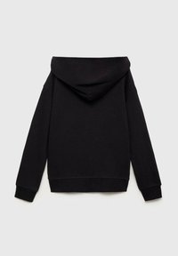 Zwarte hoodie met een trekkoordcapuchon, lange mouwen, ribgebreide manchetten en onderrand, zachte textuur en een relaxte pasvorm. Geen zichtbare logo's of patronen.