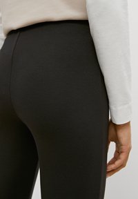 comma casual identity SLIM MIT PINTUCKS - Leggings - schwarz