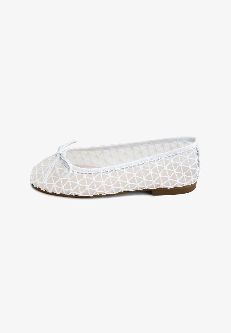 Zapato plano de ballet blanco con una superposición de malla cruzada, punta redondeada, pequeño lazo en el frente y suela plana marrón.