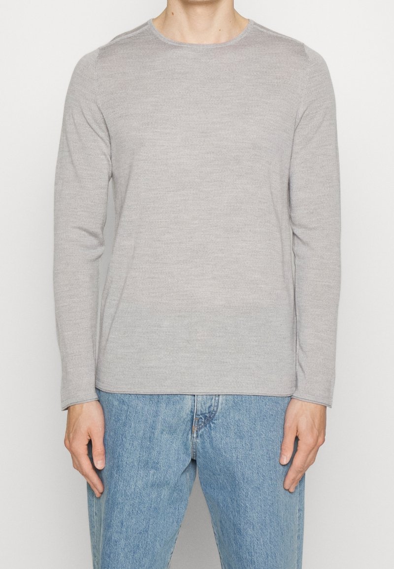 Ljusgrå långärmad t-shirt i ett mjukt, slätt tyg. Har rund halsringning, regular fit och minimal sömdetalj vid axlarna.