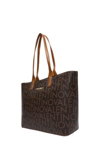 Tote taske i mørkebrun materiale med et gentagende "VALENTINO" logo mønster. Har lysebrune læderremme og en struktureret rektangulær form.