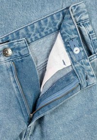 Jasnoniebieskie dżinsy z częściowo rozpiętym zamkiem błyskawicznym i rozpiętym stanem, pokazujące wewnętrzny guzik paska i białą podszewkę kieszeni.