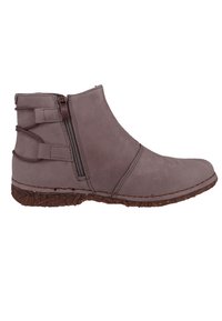 Botas de piel marrón hasta el tobillo con punta redondeada, cremallera lateral y detalles de costura; presenta tres correas decorativas en la parte trasera.