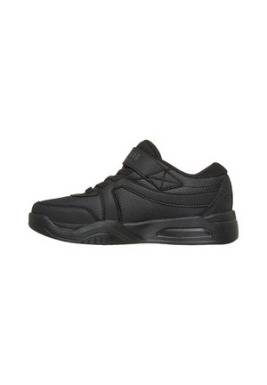 Schwarzer Sportschuh mit Mesh- und synthetischen Overlays, dicker Sohle, Schnürung vorne und Klettverschluss oben.