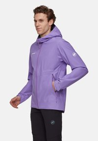 Ljuslila vattentät jacka med huva, zippered framtill och två sidofickor, med en logotyp på ärmen och justerbara ärmslut.