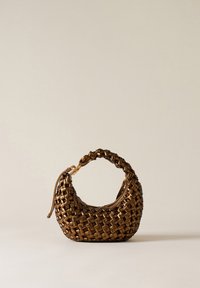 Gewebte Handtasche in metallic bronze. Geschwungene Silhouette mit geflochtenem Griff, Reißverschluss und texturiertem Oberflächen. Kompaktes und strukturiertes Design.