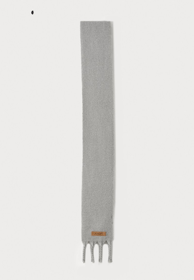 Sivi šal napravljen od mekog materijala, s uskim, dugim dizajnom i resicama na krajevima, te malim kožnim logotipom.