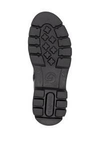 Suela de zapato de goma negra con profundos surcos, patrones hexagonales y de cruz, nombre de la marca "remonte" en relieve, talla "37" y detalles de superficie texturizada.