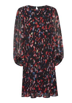 Sort kjole med en plisseret design, der har lange ærmer og et farverigt abstrakt mønster i røde, blå og beige nuancer.