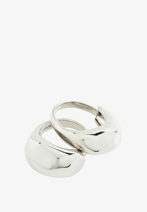 Anelli in metallo argentato con un design liscio e curvo; presentano una finitura lucida e forme intrecciate per un'estetica moderna.