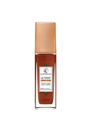 Flacon de fond de teint liquide marron avec un bouchon doré étiqueté La Provençale Le Teint Lumière d’Ocres, teinte 60 Sienne, 97 % d’ingrédients naturels.