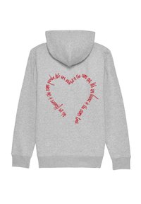 Felpa grigia con un grafiche a forma di cuore rosso sul retro, accompagnato da un testo in stile calligrafico che circonda il cuore. Tessuto morbido e design con cappuccio.