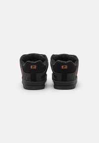 Globe TILT - Chaussures de skate - black/bronze