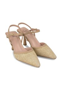 Tacones beige tipo slingback con una puntera trenzada de patrón dorado, diseño puntiagudo y tacón cuadrado, con una correa ajustable en el tobillo.