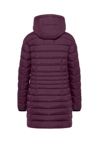 Bordeauxkleurige pufferjas met een capuchon, voorzien van horizontaal gestikte delen, lange mouwen en een langere snit voor extra warmte. Gevoerde manchetten.