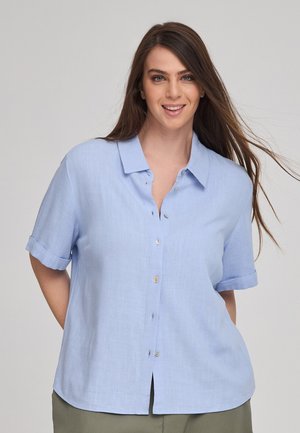 Camicia azzurra a maniche corte con bottoni davanti, colletto e risvolti. Realizzata in un tessuto testurizzato e traspirante.