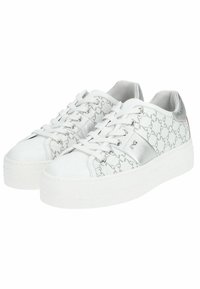 Sneakers bianchi con accenti argentati, motivo testurizzato, punta rotonda, suola spessa bianca e design con lacci caratterizzato da occhielli metallici.