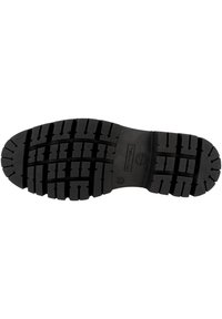 Sole di scarpa in gomma nera con un motivo di battistrada profondo e multidirezionale, dotata di un centro liscio e scanalature pronunciate per una migliore aderenza.