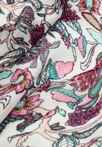 Tessuto leggero con un motivo floreale in rosa, viola e turchese su uno sfondo bianco, caratterizzato da dettagli intricati e una texture morbida.