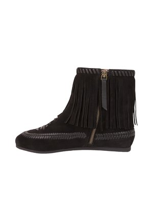 Bottine noire à talon bas avec détail à franges, fermeture éclair latérale et bordure tressée en suède, semelle plate et bout arrondi.