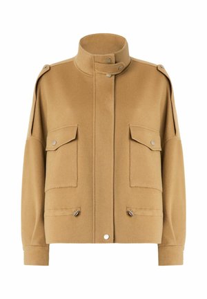 Chaqueta de mezcla de lana beige con cuello alto, cierre de botones, dos bolsillos delanteros y hombreras de estilo militar. Textura suave y ajuste relajado.