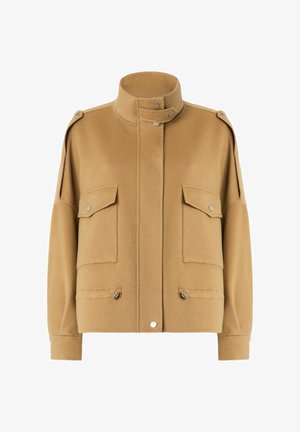 Chaqueta de mezcla de lana beige con cuello alto, cierre de botones, dos bolsillos delanteros y hombreras de estilo militar. Textura suave y ajuste relajado.