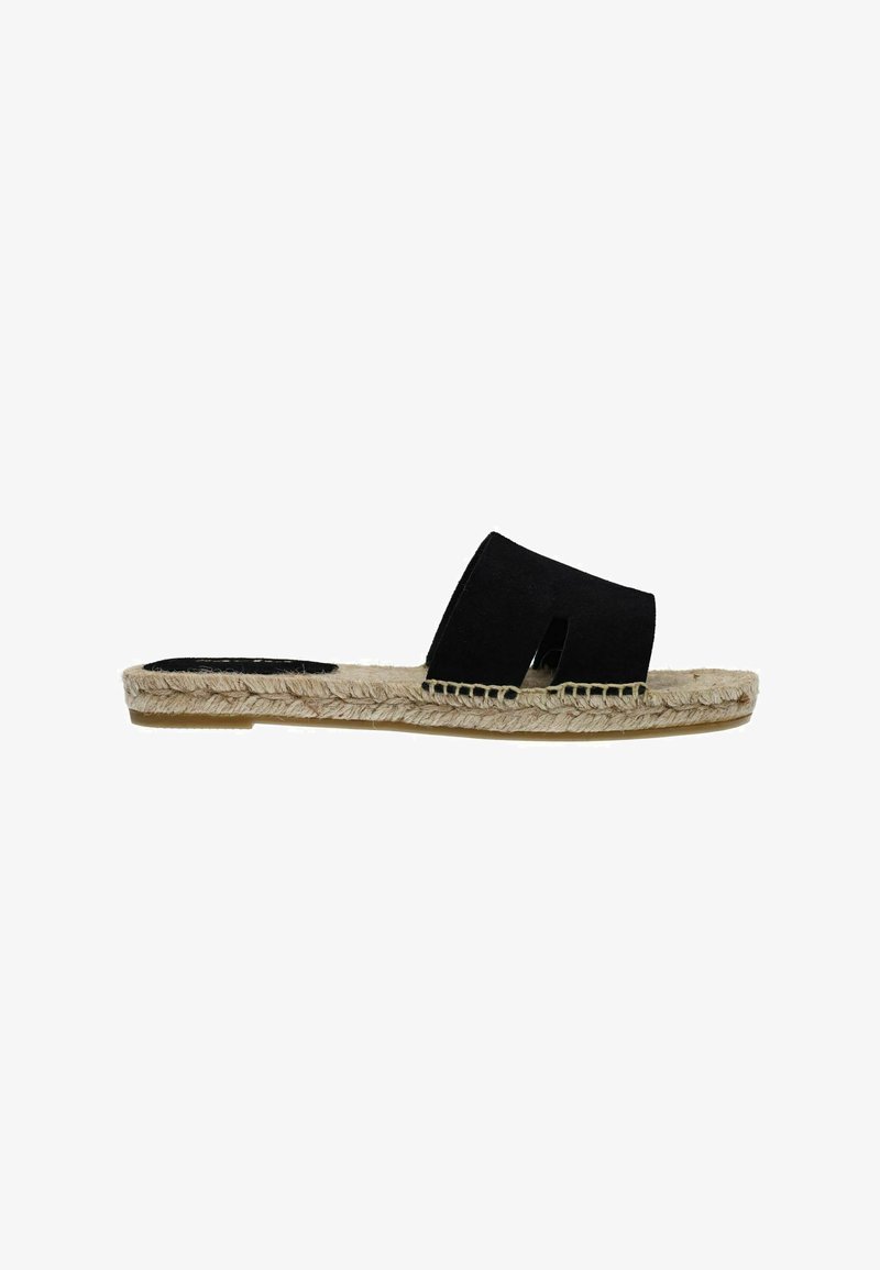 Zwarte suède slip-on espadrille met een open te ontwerp, jute gevlochten zool en een platte, natuurlijk gekleurde rubberen basis.