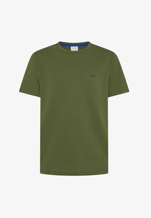 T-shirt verde oliva a maniche corte con scollo a girocollo, piccolo logo triangolo blu e "X" sul petto a sinistra e rifinitura interna del collo blu.