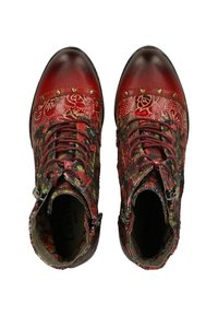 Stivali alla caviglia rossi con una combinazione di texture floreali e a motivi, borchie metalliche e un design con lacci e zip laterale.