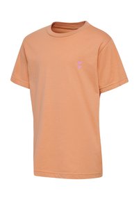Ferskenfarvet bomulds t-shirt med rund halsudskæring og korte ærmer. Har et lille rosa hjerte designet på brystet.