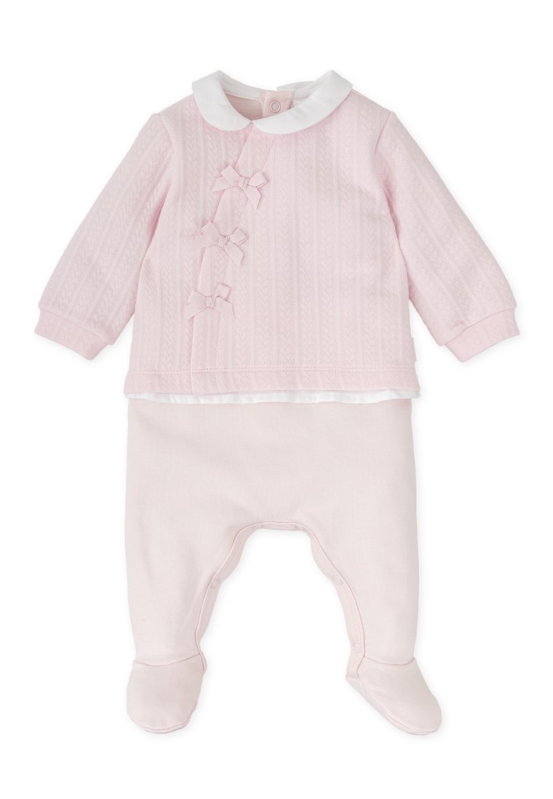 Conjunto para bebé en color rosa que incluye una camiseta texturizada con un cuello blanco y tres lazos decorativos, combinado con pantalones de pie rosa a juego.