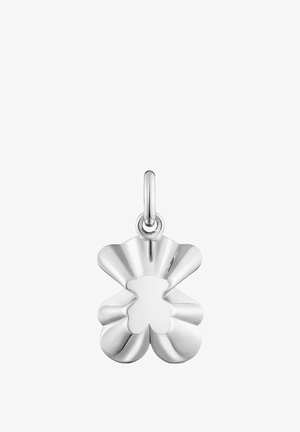Colgante de plata en forma de flor con bordes acanalados, que presenta un centro liso y un pequeño lazo para su sujeción.