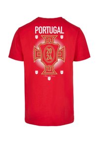 Raudona medvilninė marškinė su dideliu auksiniu "2024" emblemos dizainu ant nugaros, viršuje su tekstu "PORTUGAL" ir mažais skydo akcentais.