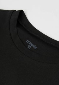 Černé bavlněné tričko s žebrovaným výstřihem a štítkem s logem "TEZENIS KIDS". Hladká textura, žádné viditelné vzory ani akcenty.