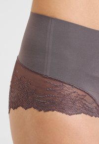 Spanx SPANXSUPERSMOOTH™ UNDIE-TECTABLE® LACE HI-HIPSTER - Calças - umber ash