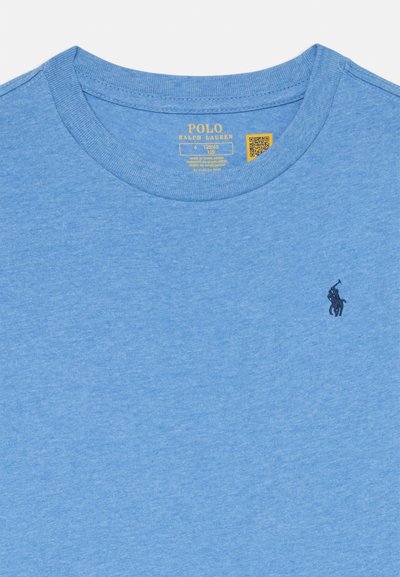 Camiseta de algodón de color azul claro con cuello redondo y mangas cortas. Presenta un pequeño logotipo bordado en negro en el lado izquierdo del pecho.