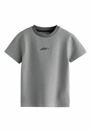 Graues, geripptes T-Shirt mit kurzen Ärmeln, rundem Halsausschnitt und dezentem gesticktem Logo auf der Brust. Weicher Stoff, lockere Passform.