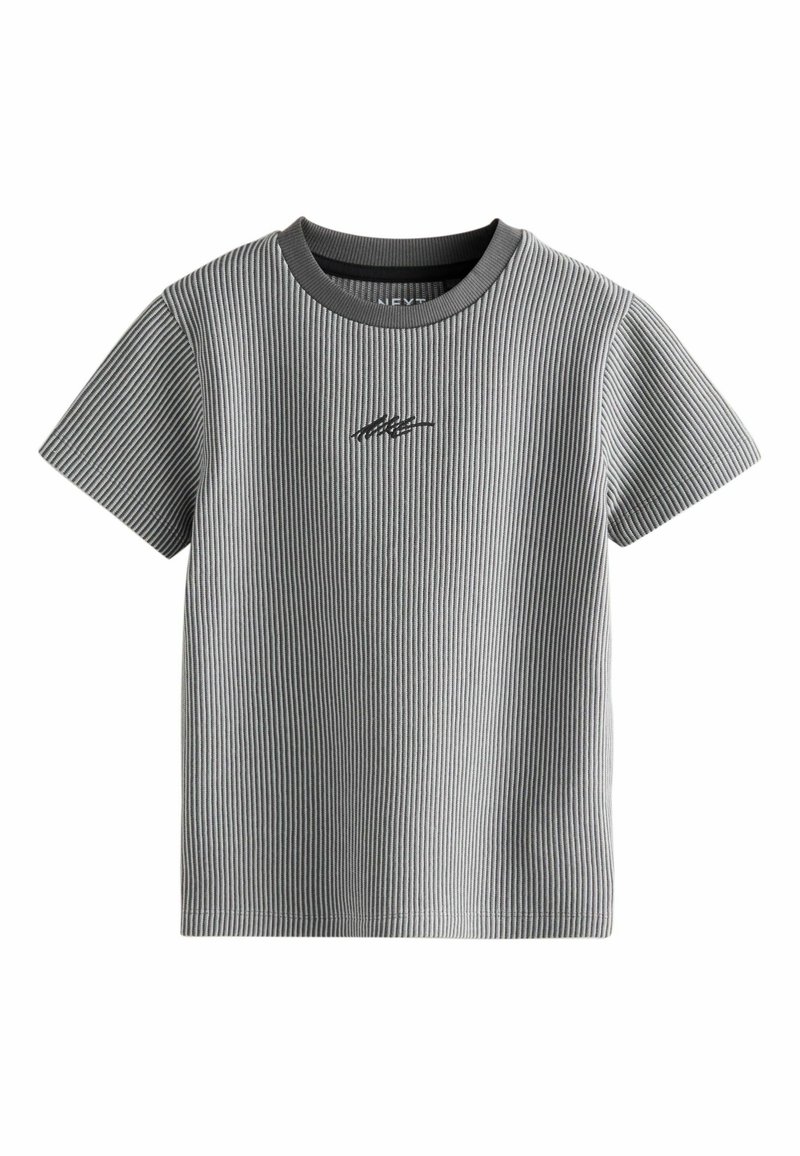 Graues, geripptes T-Shirt mit kurzen Ärmeln, rundem Halsausschnitt und dezentem gesticktem Logo auf der Brust. Weicher Stoff, lockere Passform.